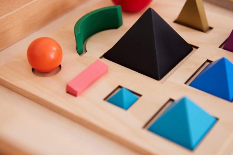 Wortartensymbole aus Holz in einem Holzkasten