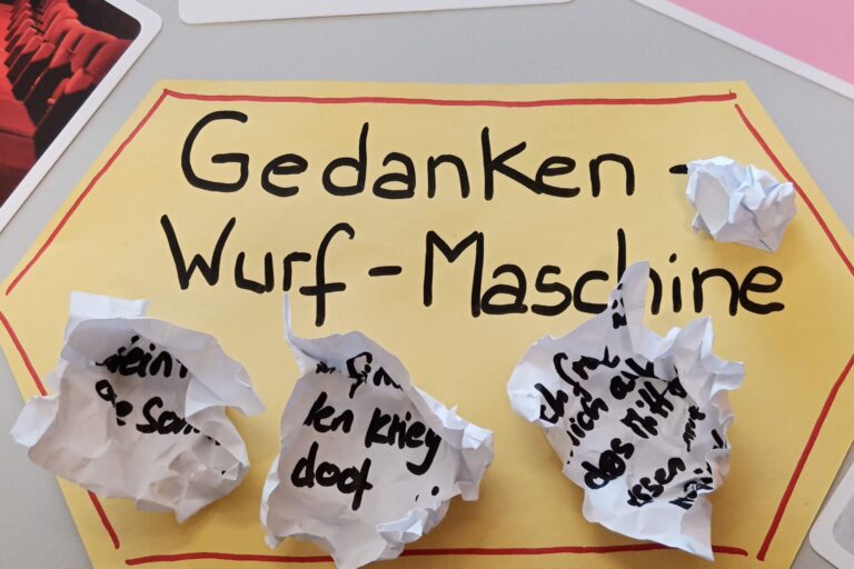 Zerknüllte Zettel mit Schriftzug Gedanken-Wurf-Maschine