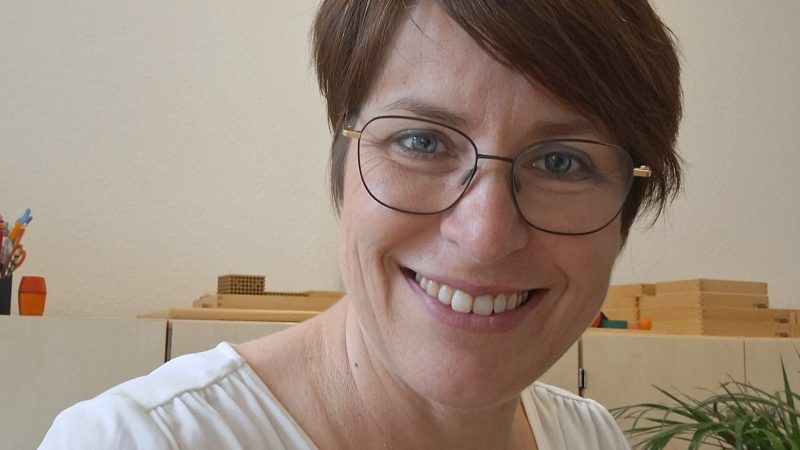 Porträt einer lächelnden Frau mit Brille
