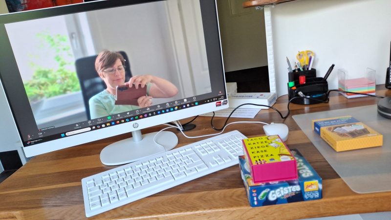 Videocall am Monitor auf einem Schreibtisch