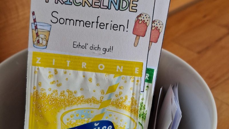 Schale mit Kärtchen auf einem Tisch