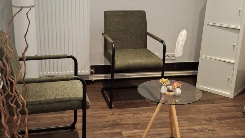 Leerer Praxisraum mit Stuhl
