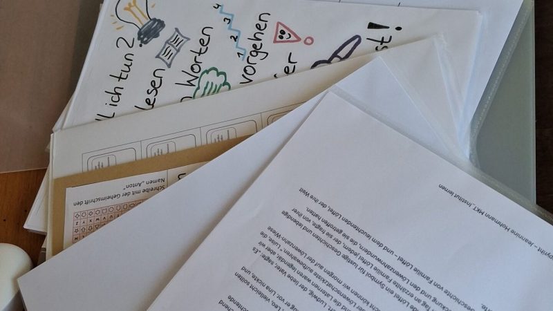 Handschriftliche Notizzettel auf einem Tisch