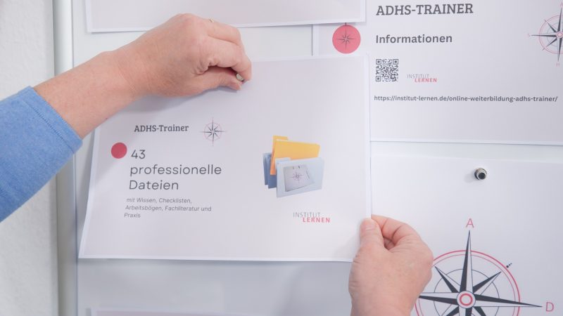 Hand hält Infoblatt mit Kompass-Logo